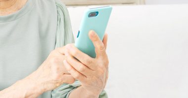 シニア世代に急速に普及するスマホも大多数が「操作に困難を感じる」【モバイル社会研究所調べ】