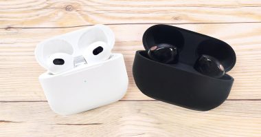 アナタはどっち派？ Apple「AirPods」とソニー「WF-1000XM5」のメリット＆デメリットを解説