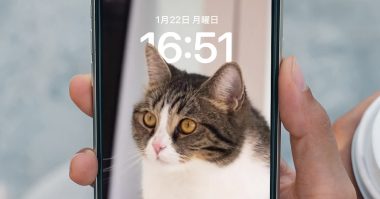 【iPhone】ロック画面の時計で「時計より前に被写体を置く」方法：フォント変更も可