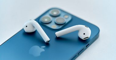 知ってると超便利、AirPods＋iPhoneの隠し機能6選　 隣の部屋の会話をこっそり聞けるワザも！