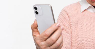 スマホ利用が進むシニア世代、しかし半数がサポートを必要とする現状【MMD研究所調べ】