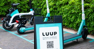 今さら聞けない、電動キックボード「LUUP」はどう使う？ 乗り方や安全性をレビュー