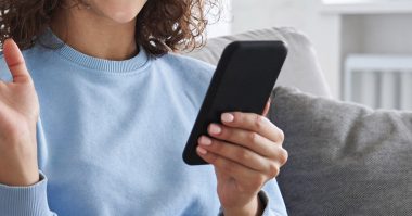 毎月の「スマホ料金が高いと感じる」5割以上も、見直しをする人は少ないのはなぜ？