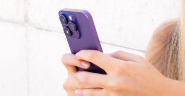 「財布よりもスマートフォン」スマホなしで外出できない人は約8割【ビッグローブ調べ】