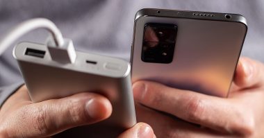 災害への備え「スマホ用モバイルバッテリー」を用意している人は防災リテラシーが高い