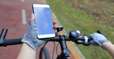 知らなかったでは済まない、11月から自転車のながらスマホで1年以下の懲役または30万円以下の罰金！