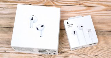 アナタはどっち派？ ワイヤレス「AirPods」と有線「EarPods」のメリット＆デメリットを徹底比較！