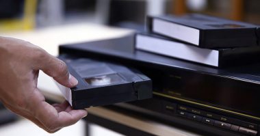 VHSの寿命は「20年」？ 2025年にはテープの再生が難しくなるかも