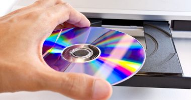 DVDの寿命は意外と短い？ 劣化したDVDの修復はどうすればいいの？