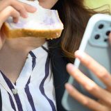 若年層の約8割が『スマホを見ながら飯』。そのうち6割が食事を作業的と認識【味の素調べ】