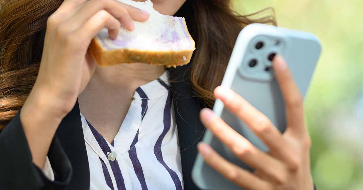 若年層の約8割が『スマホを見ながら飯』。そのうち6割が食事を作業的と認識【味の素調べ】 | スマホライフPLUS