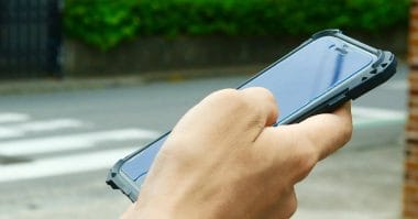 ついにシニア世代にも広がる“ながらスマホ”　携帯電話使用者の約半数が歩行中や食事中に利用【モバイル社会研究所調べ】