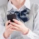 子どものスマホデビュー、中1が最多。親の7割が「依存リスク」を懸念【エリスグッド調べ】