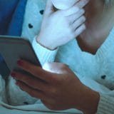 スマホのブルーライトを抑える「目に優しい設定」4選