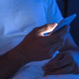 寝つきが悪くて悩んでいる人、必見！ その原因は「iPhone」かも!?