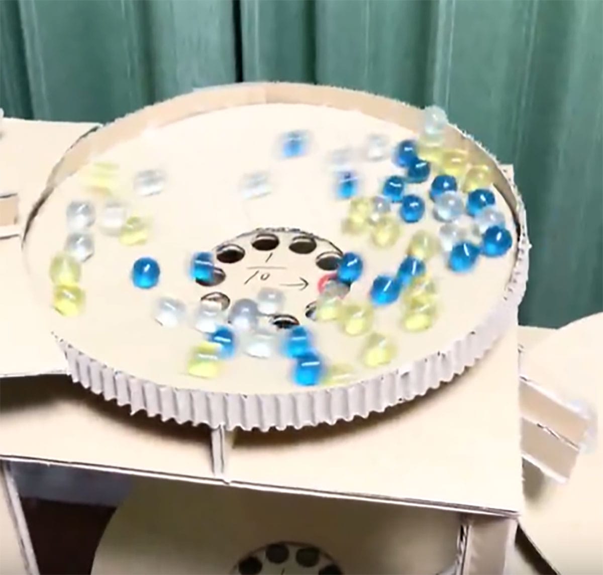 「全然当たらん…」宝くじ1等の確率を物理で見せる装置がXで話題にの画像2