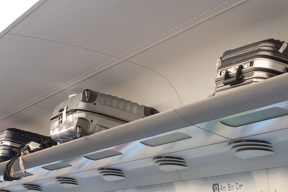新幹線に乗るとき大きな荷物ってどこに置くのが正解なの!? JR東と西で異なるルールに注意!の画像1