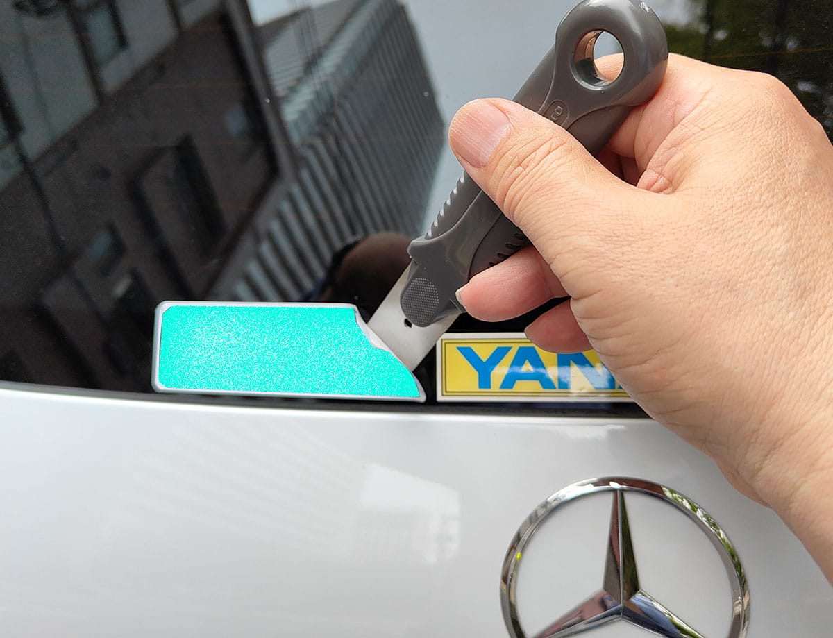 意外と難しい!? 車に貼られた中古ショップのステッカーを剥がす方法の画像1