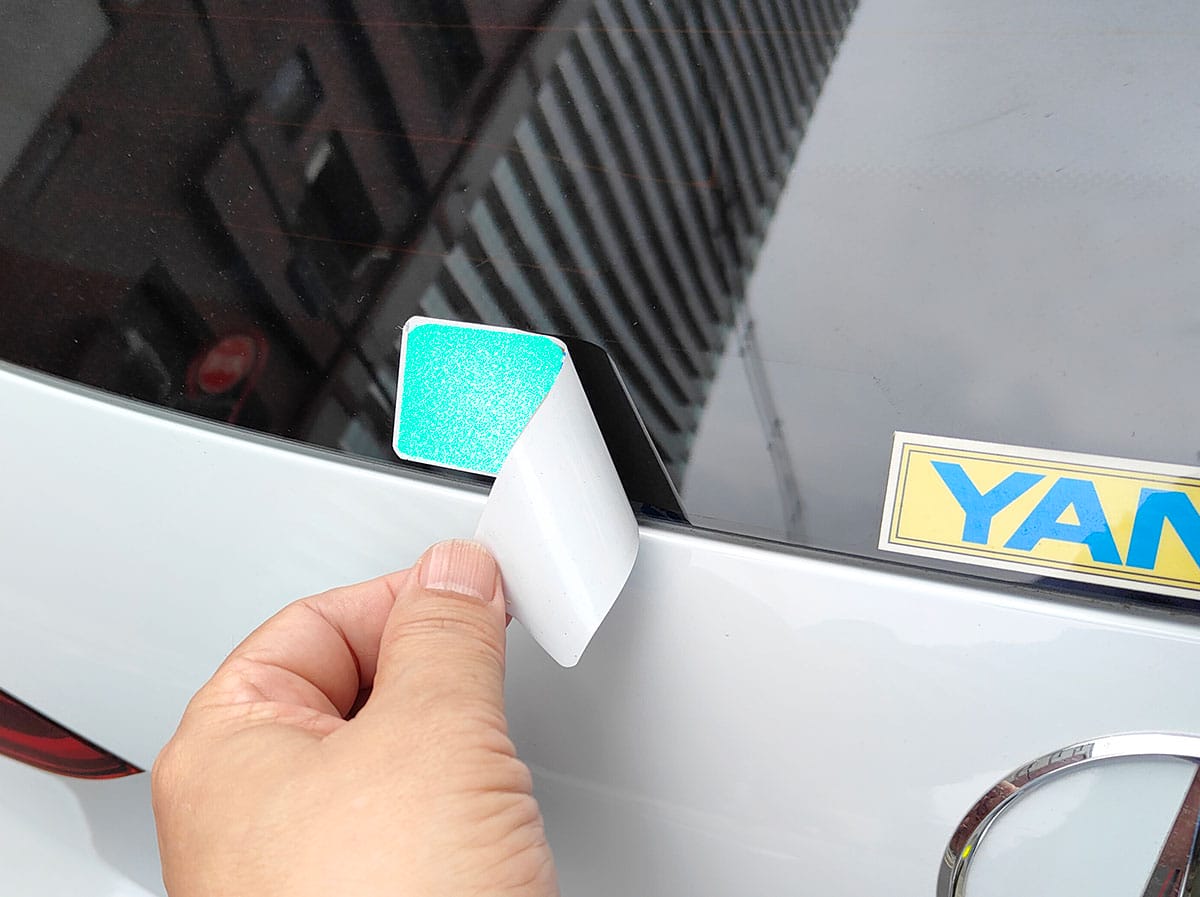 意外と難しい!? 車に貼られた中古ショップのステッカーを剥がす方法の画像1