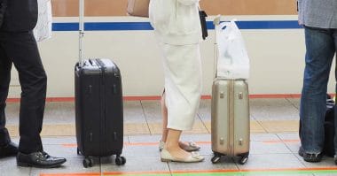 新幹線に乗るとき大きな荷物ってどこに置くのが正解なの!?　JR東と西で異なるルールに注意！