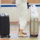 新幹線に乗るとき大きな荷物ってどこに置くのが正解なの!?　JR東と西で異なるルールに注意！