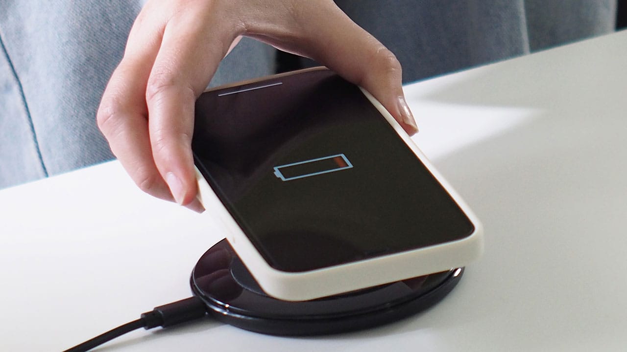 ワイヤレス充電はなぜ充電できる? 充電の仕組みや「Qi(チー)」「MagSafe」の違いの画像1
