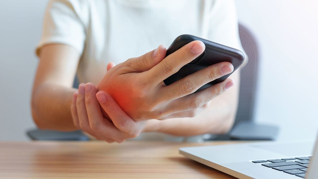 スマホ時代の“隠れ不調”が深刻化 30代の手に異変、9割が自覚の画像1