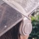 雨の日のイヤホン使用で事故リスク大！傘＋イヤホンが引き起こす死角とは