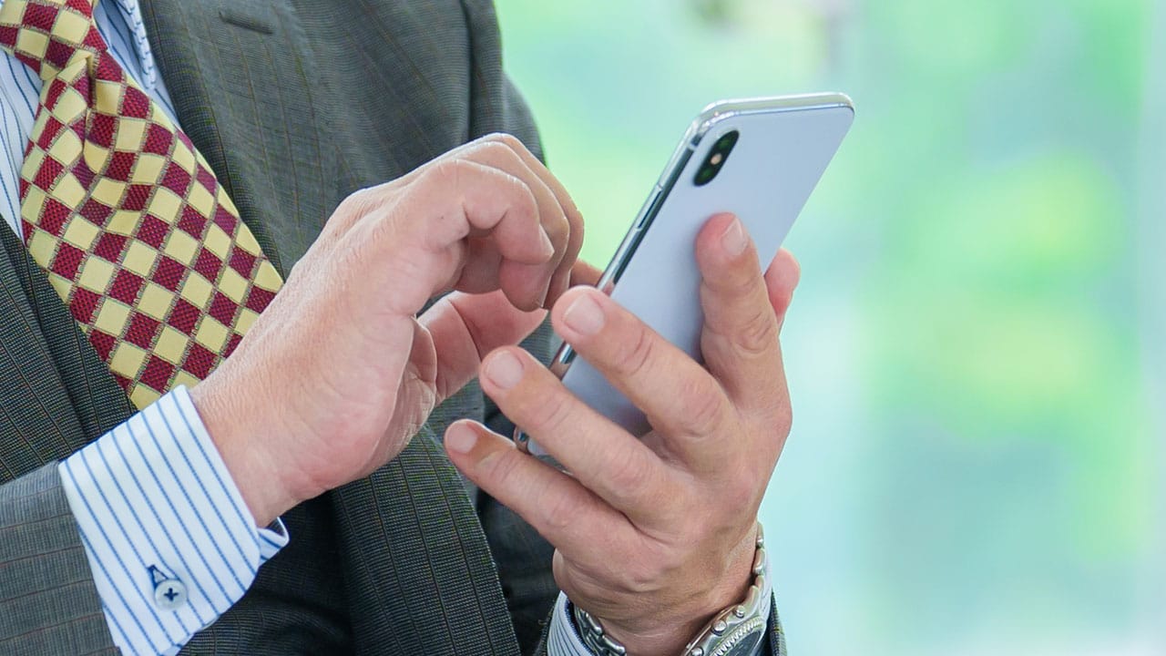 法人携帯の落とし穴とは?導入企業が後悔した「見落としがちなポイント」【一括.jp調査】の画像1