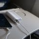 意外と知らない「飛行機に持ち込んで良いバッテリー」と持ち込みNGの充電器の違い