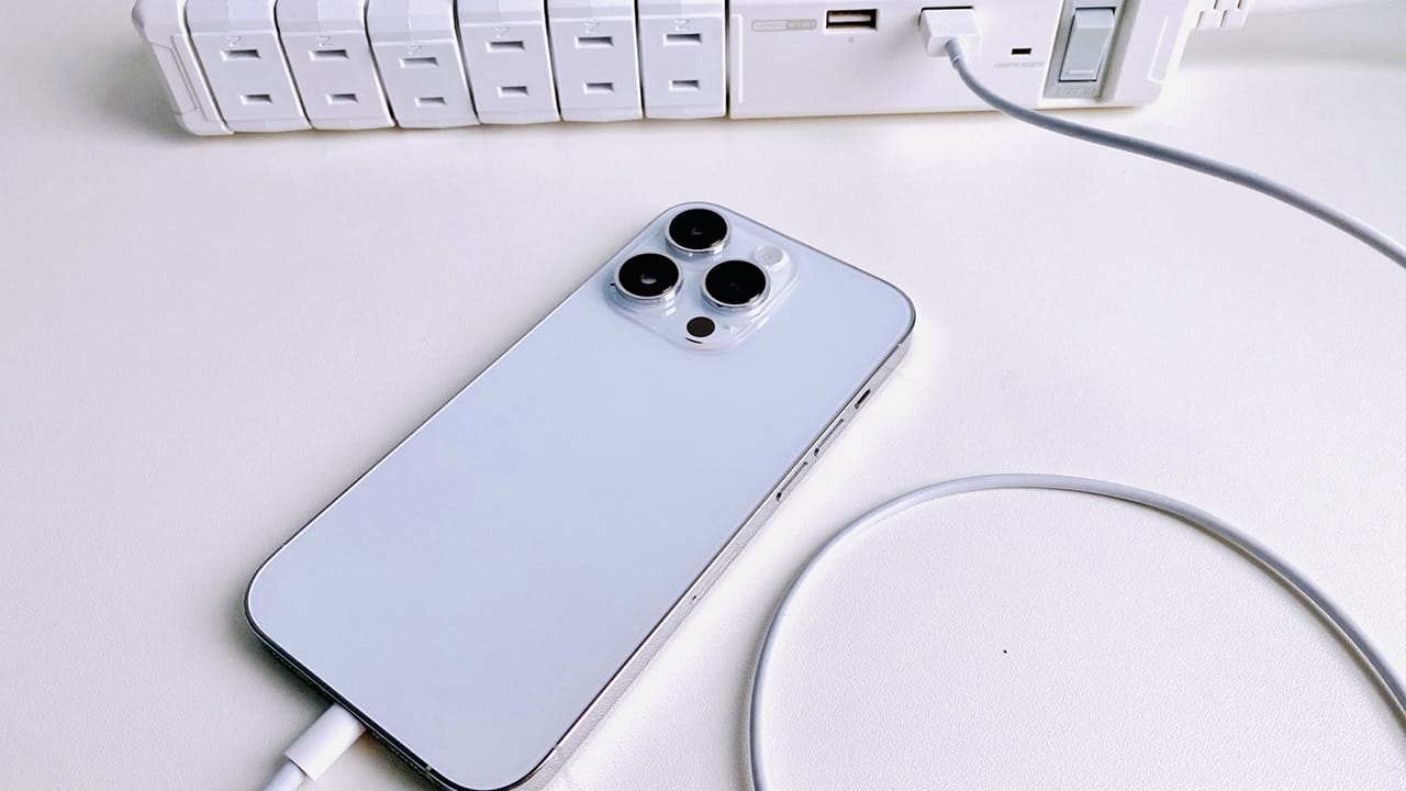 職場で私用スマホ充電は「マナー違反」? 実は窃盗に該当する可能性も!