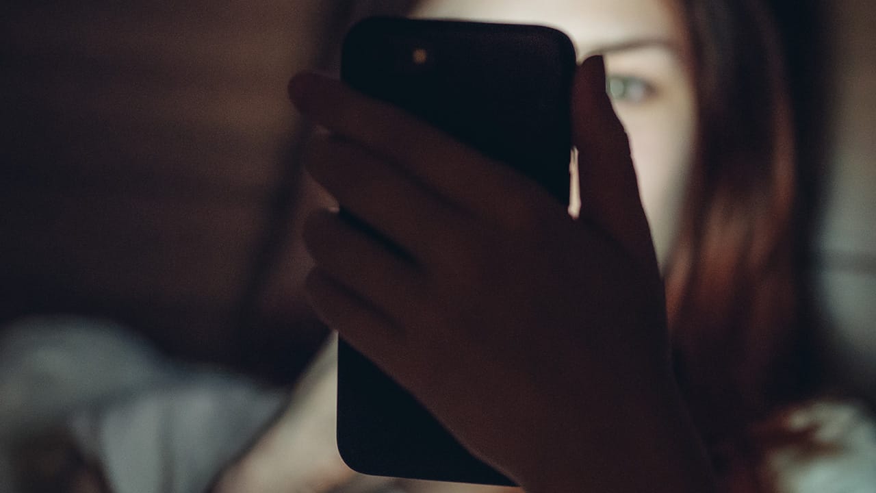 スマホが奪う「睡眠と元気」…中高生の7割が疲労、子どもに何が？