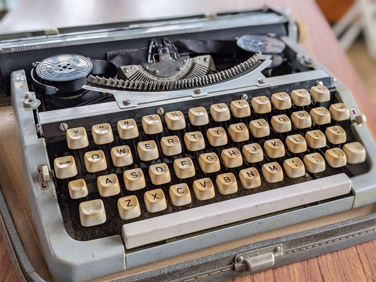 タイプライターから受け継がれた遺産としての「CapsLock」1