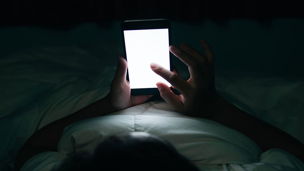 「寝ても疲れが取れない…」9割超が悩む“睡眠の敵”はスマホのブルーライト!?の画像1