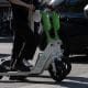 「車の間をすり抜けてきた！」急増する電動キックボード、ドライバーの8割が“ヒヤリ体験”