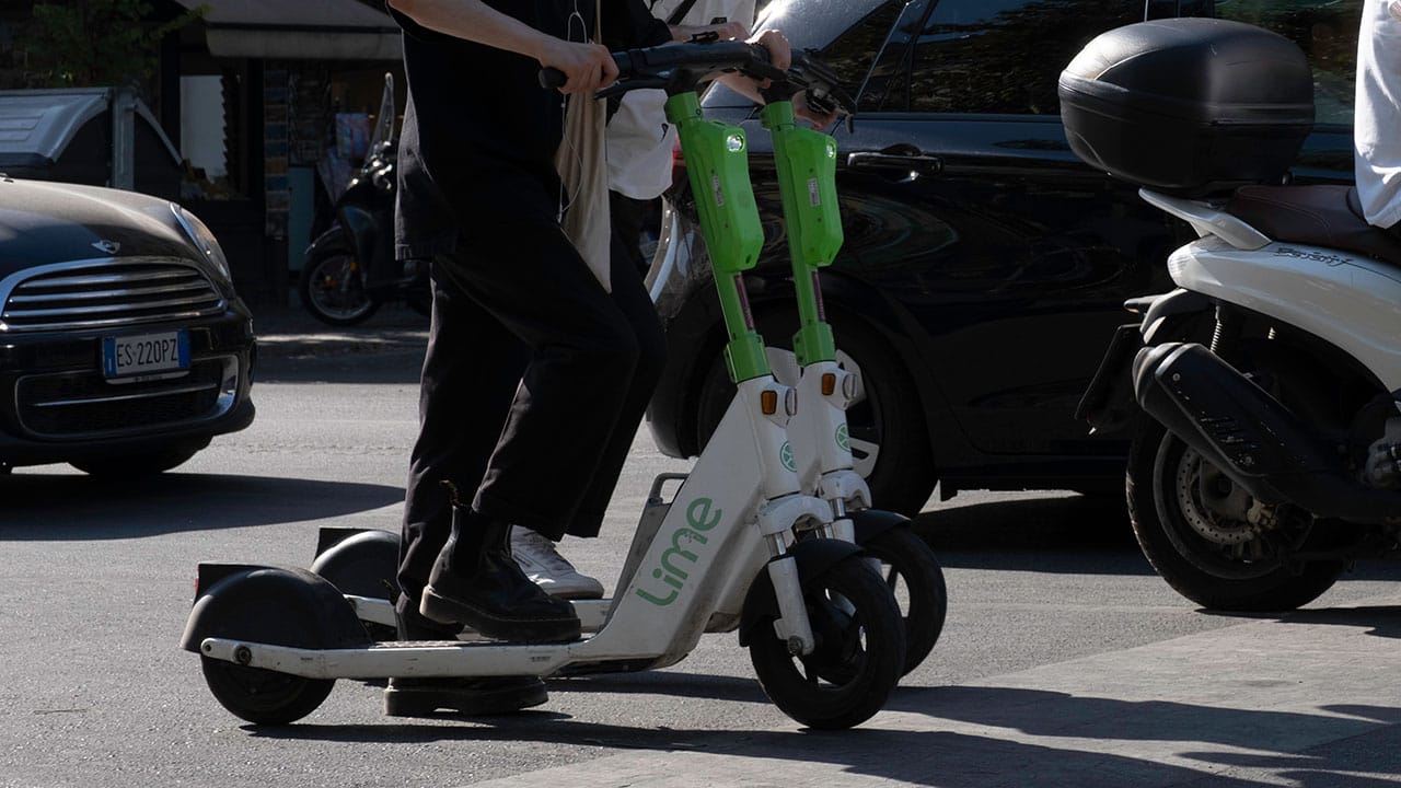 「車の間をすり抜けてきた！」急増する電動キックボード、ドライバーの8割が“ヒヤリ体験”の画像1