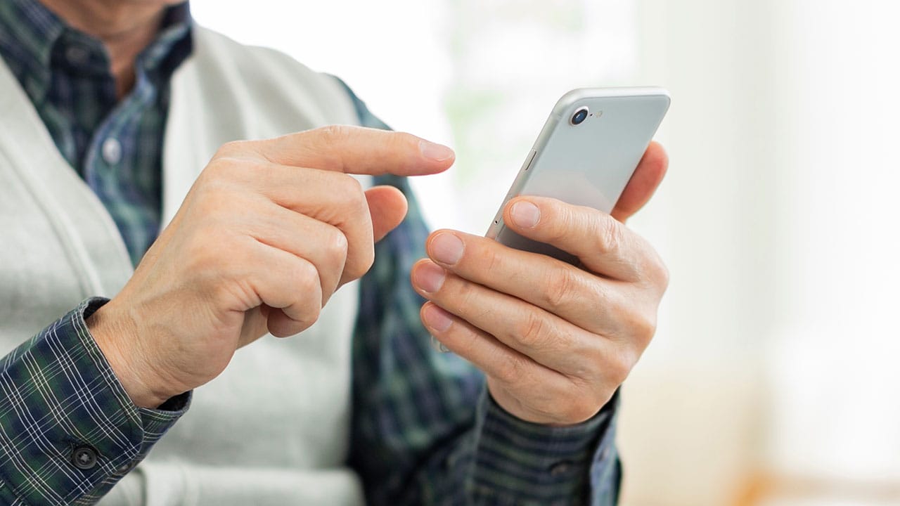 60代のスマホ利用率94%!シニア世代もiPhone・Androidが主流にの画像1