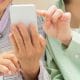 「親のスマホ講座」は帰省の恒例行事？実は「面倒」と「親孝行」の狭間で揺れる本音
