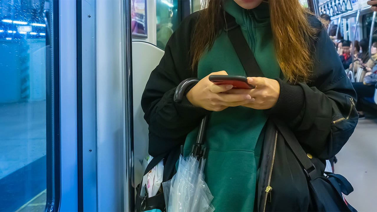 『ながらスマホ』で事故寸前でも…罪悪感ナシ6割という衝撃の現実の画像1