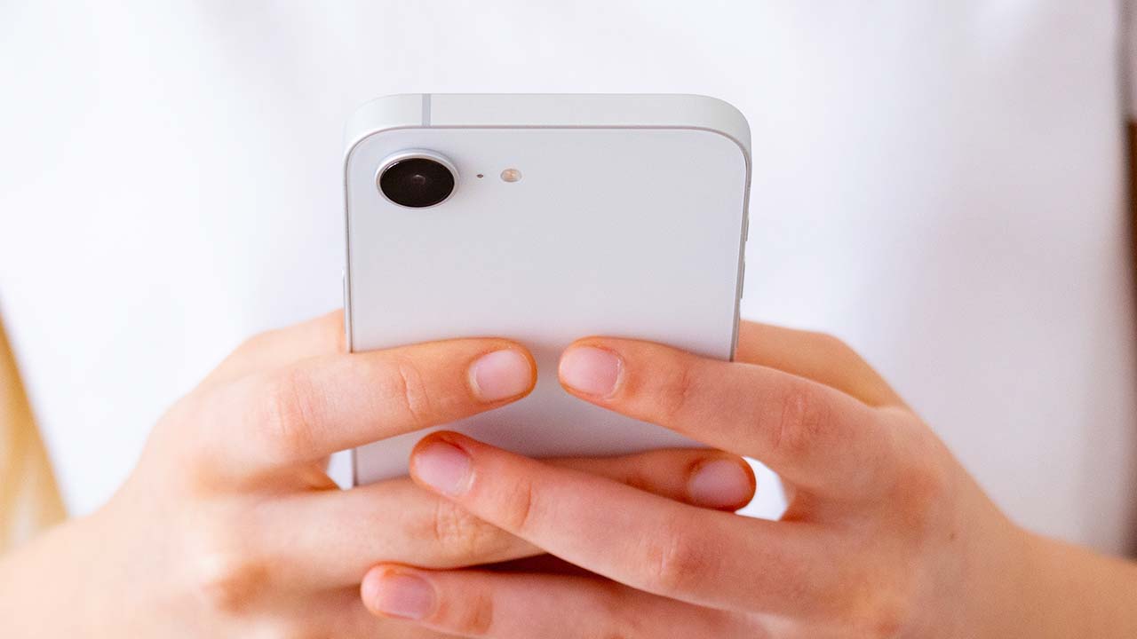 『うちの子も…』中高生の4人に1人がスマホ被害！4割が誰にも話せない“親が知らない危険な現実”の画像1