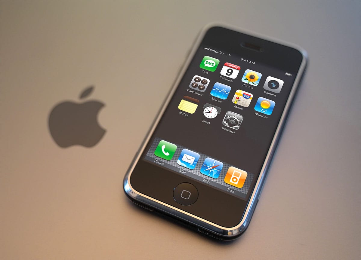 最初期のiPhoneの価格はどれくらいだった?1