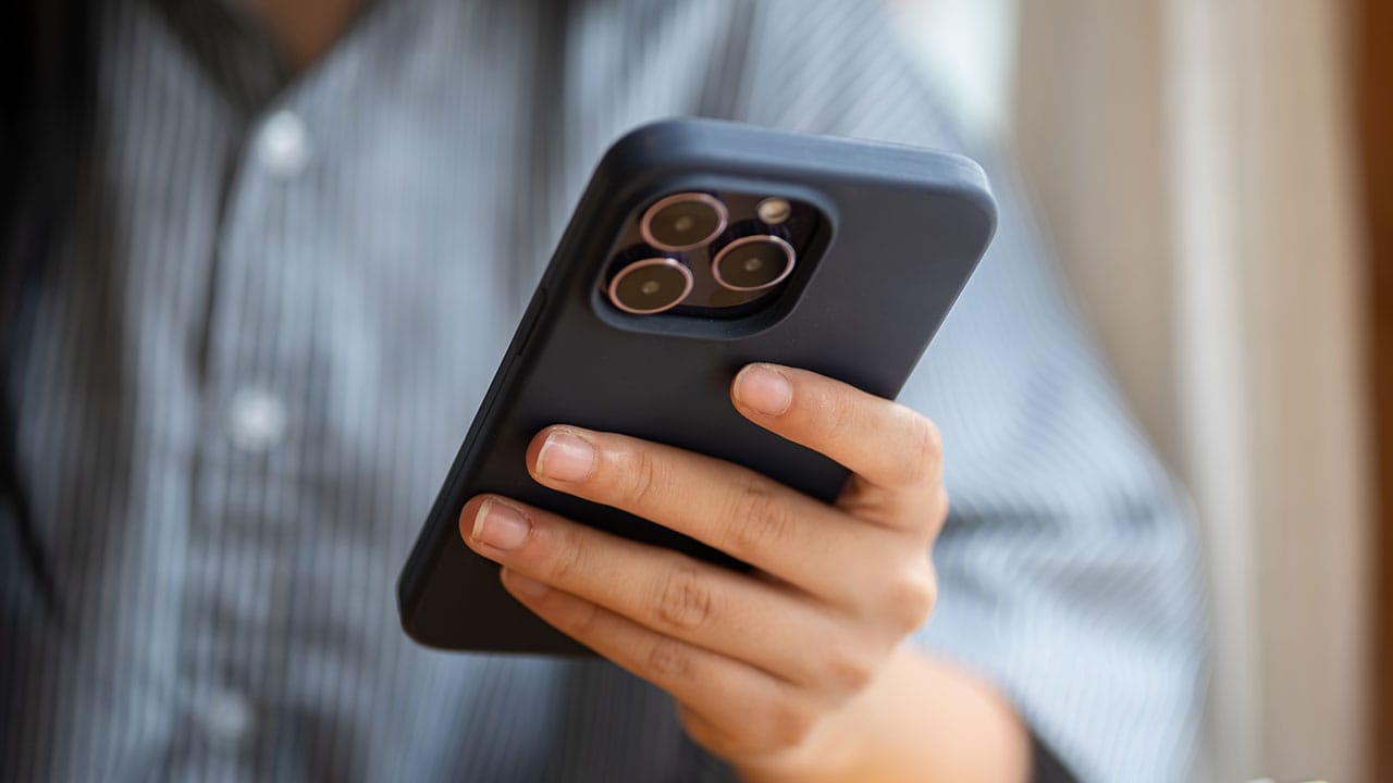 PCはわずか1％…ネット利用は“スマホ一強”に！シニアもスマホでネットが常識化の画像1