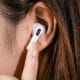 AirPodsやAirPods Proを片耳だけ装着して使う方法 – これで周囲の音も聞き逃さない！