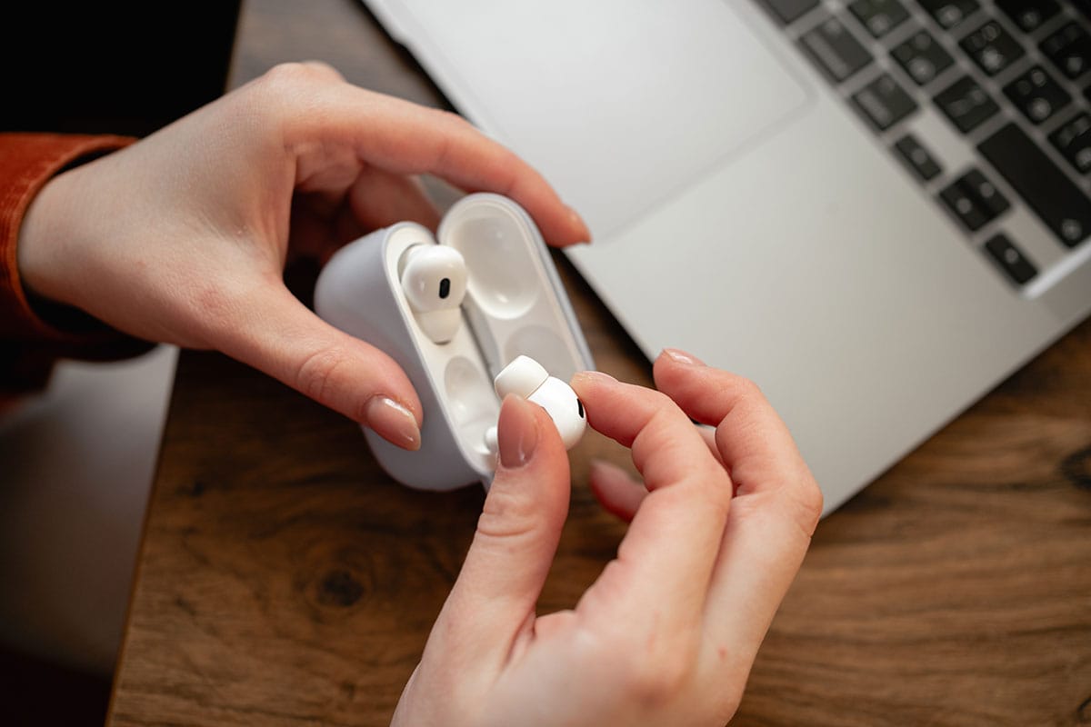 ＜チェック中＞AirPodsやAirPods Proを片耳だけ装着して使う方法 - これで周囲の音も聞き逃さない！の画像1