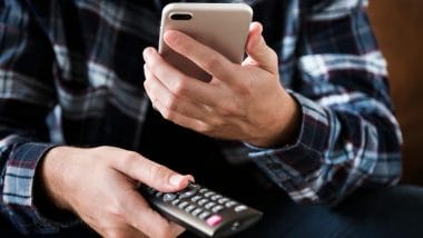 「帰宅後スマホばかりの夫」に不満爆発！スマホやテレビは全世代共通して不満のトリガーに