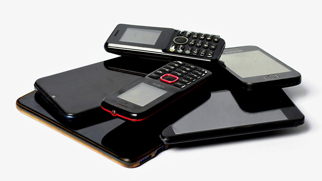 意外と困る「不要なスマホ・タブレットの捨て方」、どう廃棄するのが正解？3通りの主な処分方法1
