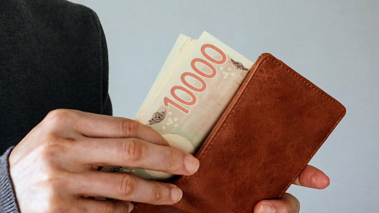 「ペイペイ!」より現金? 飲食店の支払いで“現金派”が4割もいるという意外な結果の画像1