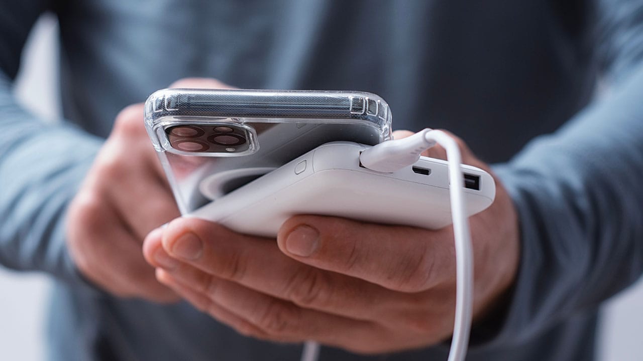 4割が外出時にモバイルバッテリーを持ち歩く一方、安全意識は“驚くほど低い”結果にの画像1