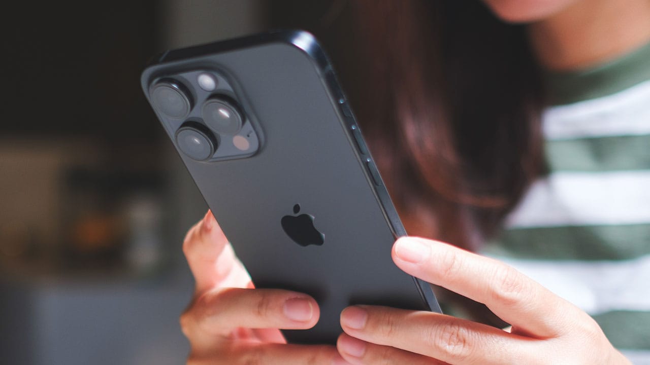 日本のスマホ所有率98％！“スマホ前提社会”がついに完成【モバイル社会白書】の画像1