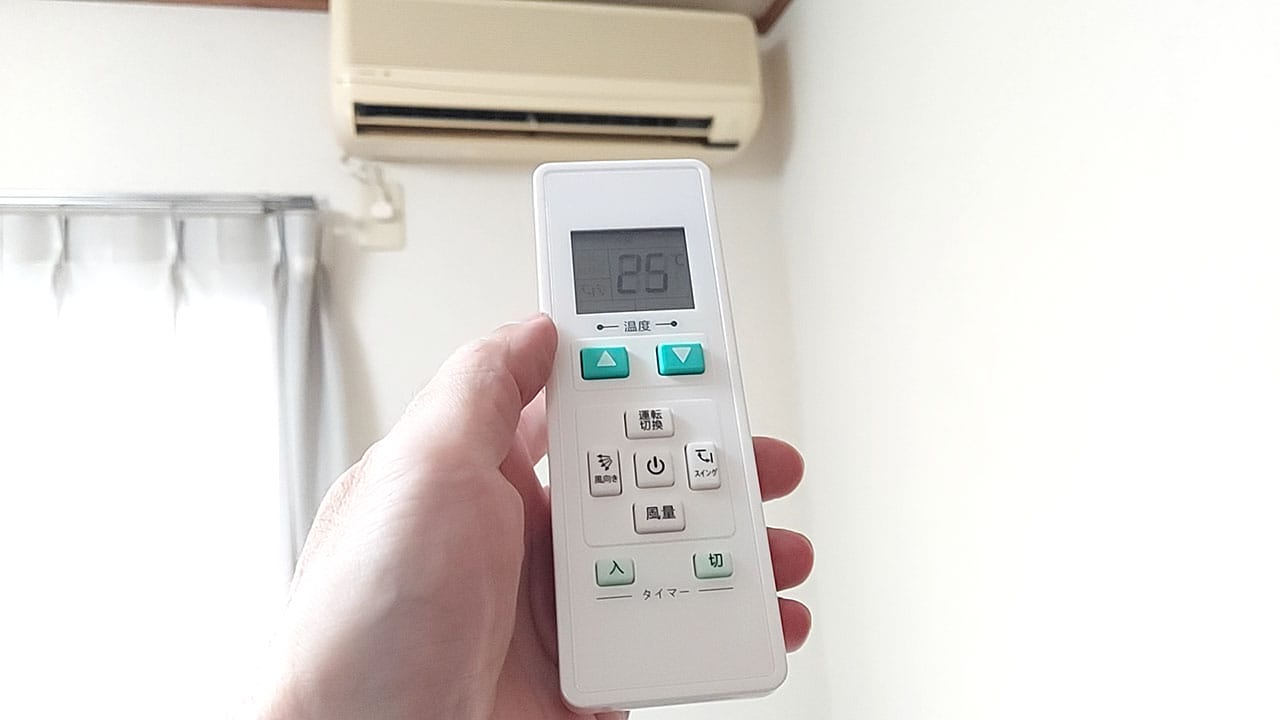 大人気すぎて売り切れ続出!ダイソーの“550円リモコン”が20年前のエアコンでも使えるか試してみた!の画像1